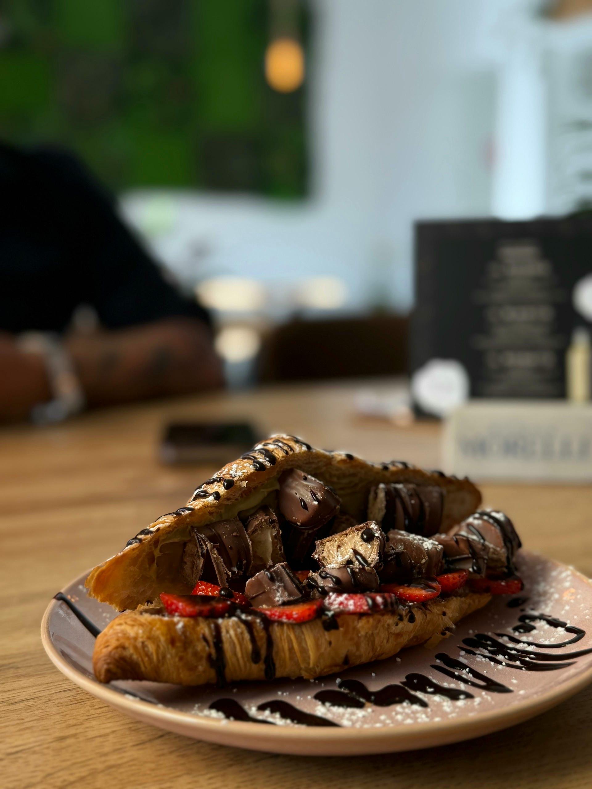 Croissant mit Schokoriegel und Erdbeeren