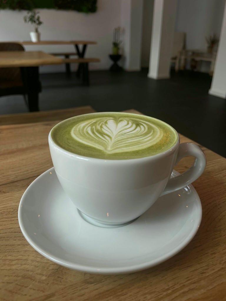 Matcha Latte mit Herz aus Milch