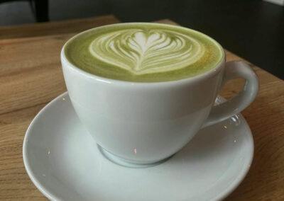Matcha Latte mit Herz aus Milch