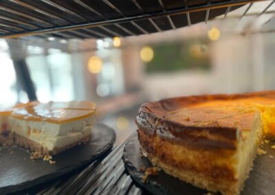 Zwei angeschnittene Kuchen