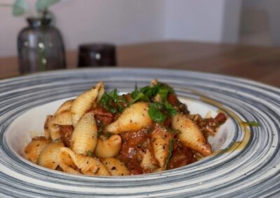 Muschel-Pasta auf einem Teller mit Tomatensauce