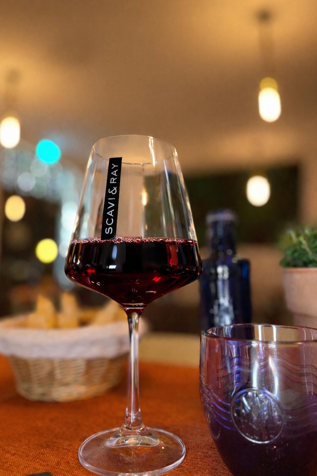 Ein Glas Rotwein mit dem Aufdruck SCAVI & RAY